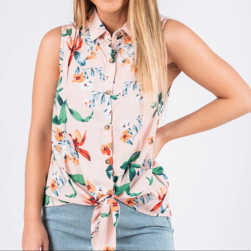 NWT SLEEVELESS BUTTON BLUSH TOP